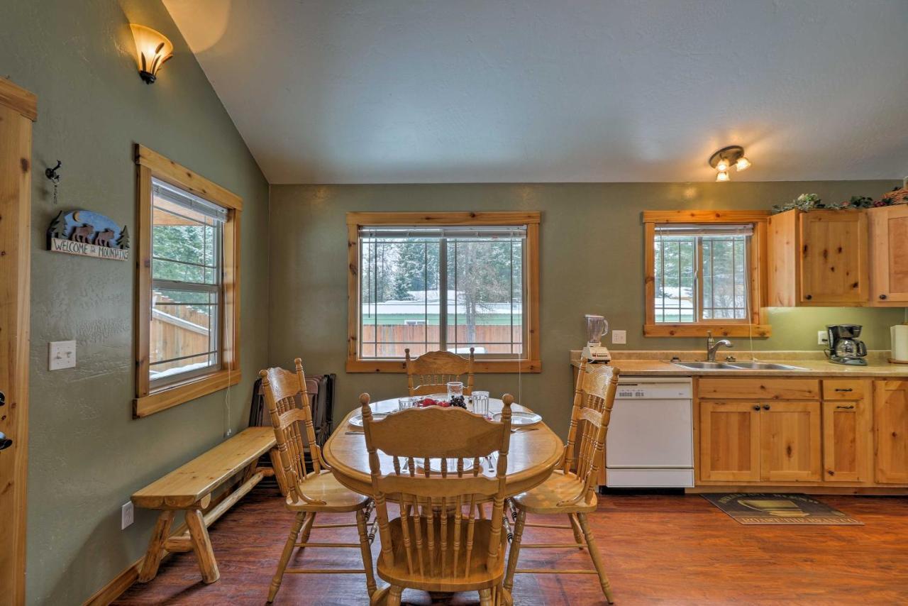 Hungry Horse Cabin Deck, Fire Pit, Near Glacier! Exterior photo